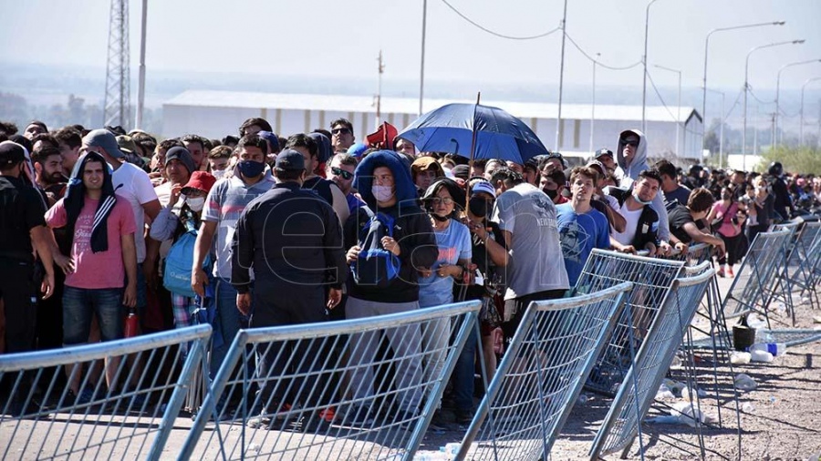 Colas de 4 kilómetros para adquirir una entrada para Argentina-Brasil