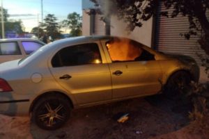 Batán: detuvieron a un joven alcoholizado y luego de prender fuego un auto