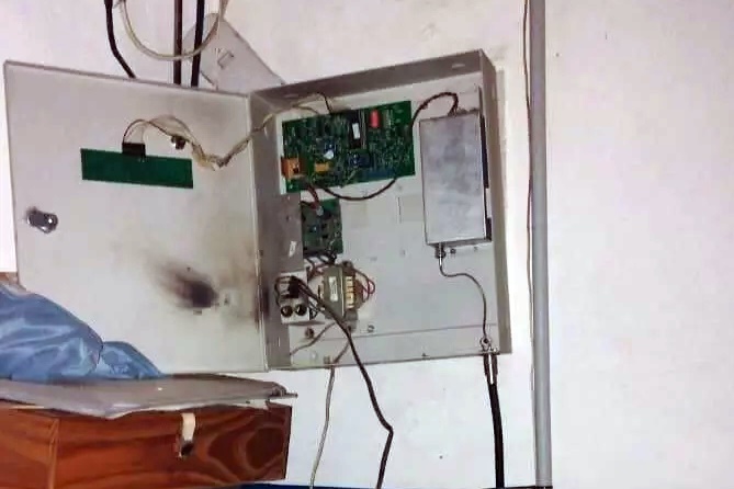 Cayó un rayo en una comisaría de Batán y hay tres policías heridos