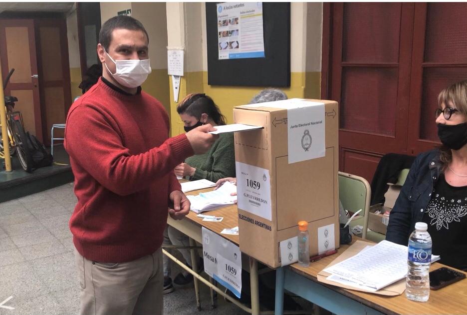 Gustavo José votó y espera conocer la voluntad de la gente