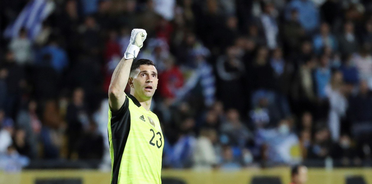 «Dibu» Martínez valoró la victoria en Montevideo: «Dimos un paso enorme al Mundial»