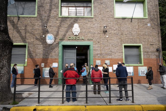 Votación: esta vez, las filas podrán realizarse dentro de las escuelas