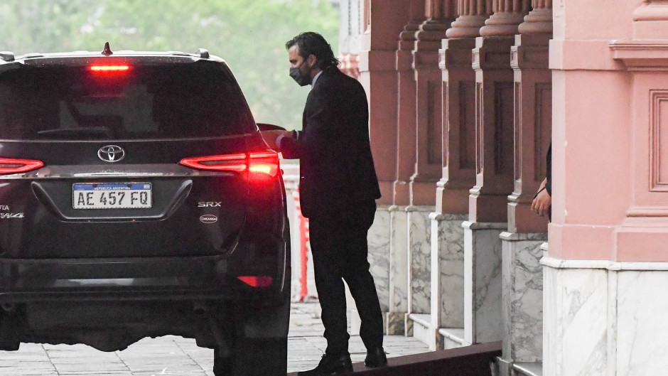 El Gobierno busca aprovechar el malestar de los isleños por la falta de vuelos para iniciar un acercamiento a Malvinas