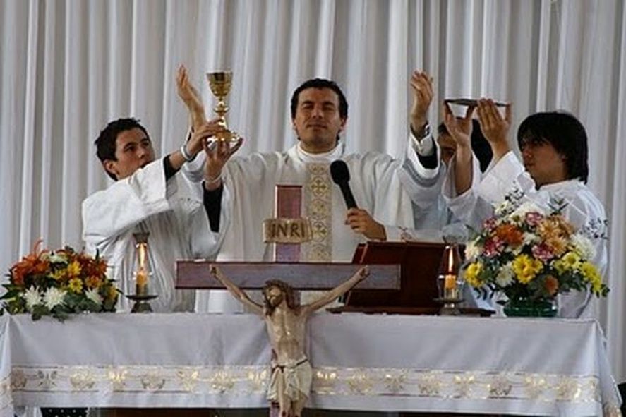 La dura homilía de un cura antivacunas: «¿Quién carajos es Kicillof?