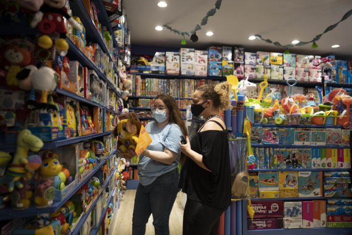 Pese a la suba de casos, buscan evitar “aislamientos masivos” por el impacto económico