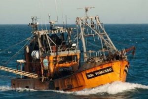 Se hundió un barco pesquero cerca de Puerto Rawson y uno de los tripulantes murió