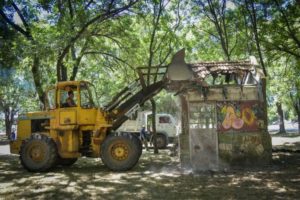 Derribaron una estructura abandonada que representaba un punto de inseguridad