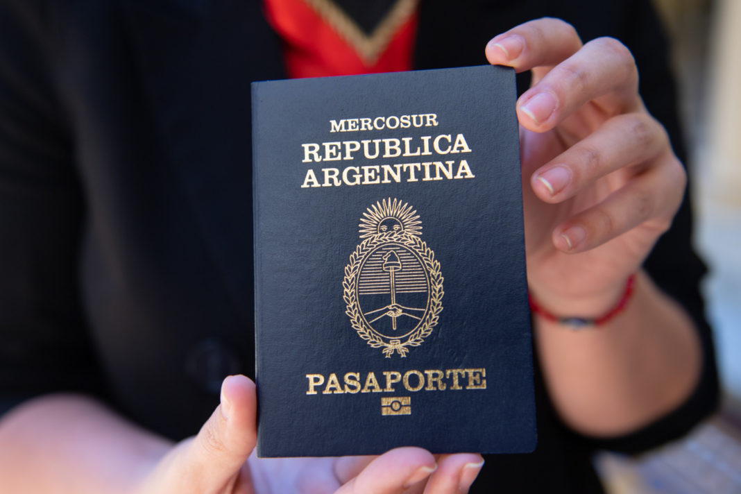 El Renaper habilitó un mail para solicitar el pasaporte tramitado de modo urgente