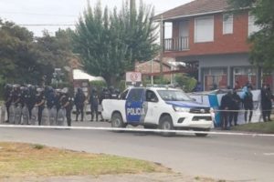 Miramar: Enfrentamiento entre vecinos y policías tras el asesinato de un joven a manos un efectivo