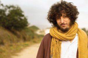 El cantautor Adrián Berra se presentará en el Planta y Canta Festival Verano 22