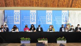 Vacunados con refuerzo no deberán aislarse y habrá mayor flexibilidad para quienes tienen esquema completo