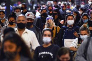 Los contactos estrechos que estén vacunados con dosis de refuerzo y no tengan síntomas no deberán aislarse