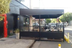 El Municipio ordenó el retiro de decks gastronómicos que no estaban autorizados