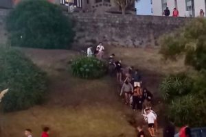 Piden construcción de escaleras en la barranca de Playa Grande para evitar accidentes
