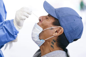 (210713) -- CIUDAD DE MEXICO, 13 julio, 2021 (Xinhua) -- Un trabajador de la salud recolecta una muestra de hisopado nasal de un hombre para realizar una prueba rápida de antígeno para la detección de la enfermedad del nuevo coronavirus (COVID-19), en la Ciudad de México, capital de México, el 13 de julio de 2021. (Xinhua/Luis Licona) (ll) (sm) (ra) (vf)