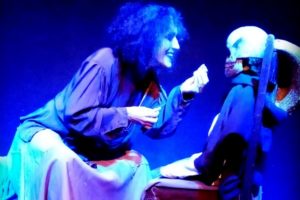 El unipersonal “La bruja del monte” se presenta en el Teatro La Maga