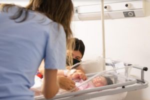 Raverta visitó a las mamás de las primeras bebés nacidas en la ciudad