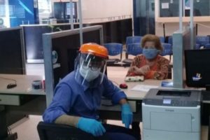 Provincia: trabajadores que atiendan al público, y no estén vacunados, tendrán que realizar otras tareas