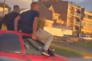La Municipalidad denunció al chofer y a las personas que circulaban sentadas en el techo de un auto