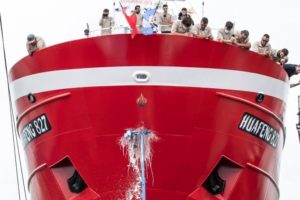 Astillero Contessi con su proa y la brújula: este es el camino