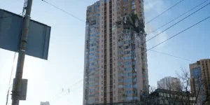 Un misil ruso impactó en un edificio residencial en Kiev