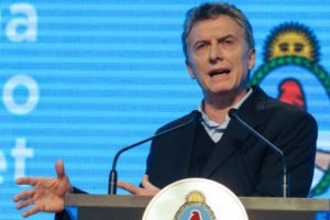 Denuncian que un manual para docentes en Provincia compara a Macri con un gobierno de facto