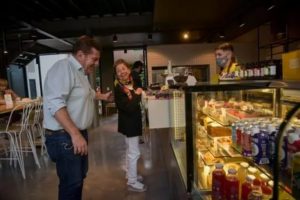 Destacan el crecimiento del centro comercial a cielo abierto en Playa Grande