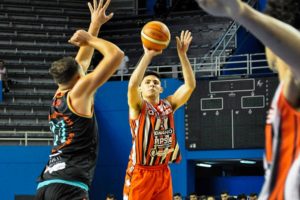 Con un triple agónico, Quilmes se impuso ante Rocamora
