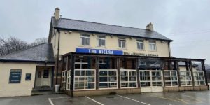 “The Bielsa”, la historia detrás del bar inglés que cambió su nombre para homenajear al técnico argentino