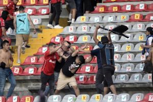 La Federación Mexicana de Fútbol podría desafiliar al club Querétaro tras los violentos incidentes ocurridos durante el partido ante Atlas. Foto: AFP
