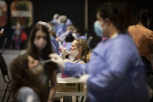 (220104) -- BUENOS AIRES, 4 enero, 2022 (Xinhua) -- Una trabajadora de salud toma una muestra de hisopado nasal a una mujer para realizar una prueba rápida de detección de la enfermedad del nuevo coronavirus (COVID-19), en un centro de pruebas instalado en el predio ferial La Rural, en la ciudad de Buenos Aires, Argentina, el 4 de enero de 2022. (Xinhua/Martín Zabala) (mz) (jg) (ra) (vf)