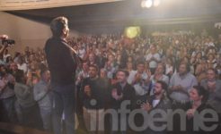 A sala llena en el Teatro Municipal, Facundo Manes brindó una charla en Olavarría