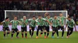 Betis, por penales y con dos argentinos, gritó campeón ante Valencia