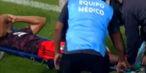 La feroz patada a Robert Rojas en pleno partido de River: le fracturaron la tibia y el peroné