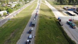 Más de tres kilómetros de cola para entrar a la Argentina desde Uruguay y comprar más barato