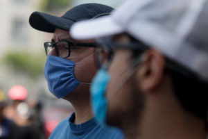 (200404) -- CIUDAD DE MEXICO, 4 abril, 2020 (Xinhua) -- Hombres portan mascarillas como medida de prevención contra la enfermedad causada por el nuevo coronavirus (COVID-19), en la Ciudad de México, capital de México, el 4 de abril de 2020. México suma 1.890 contagios de COVID-19, con 202 casos nuevos registrados en las últimas 24 horas, y 79 muertos, informó el sábado el subsecretario de Prevención y Promoción de la Salud, Hugo López-Gatell. (Xinhua/Francisco Cañedo) (fc) (mm) (da) (dp)