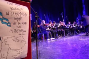 Emotivo acto de una escuela por Malvinas en el Auditorium