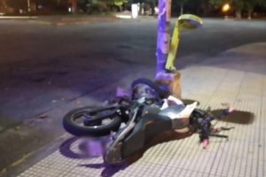 Murió una joven motociclista que había chocado contra una columna de alumbrado