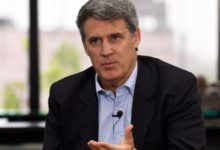 Prat-Gay: “Habría que llevar el tipo de cambio a 4.000 pesos” para dolarizar