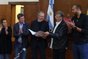 El Concejo entregó la distinción de “Vecino destacado” al periodista deportivo Rubén Muñoz