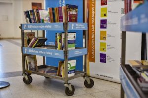 Los trenes de larga distancia tendrán libros para leer o descargar durante el viaje
