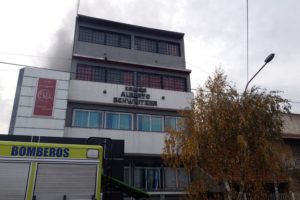 Por el incendio, mañana no habrá clases en el colegio Alberto Schweitzer