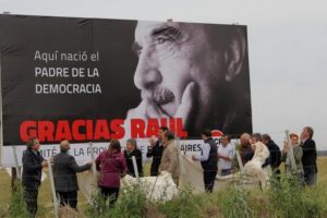 Emplazarán carteles en homenaje a Alfonsín sobre la Ruta 2 a la altura de Chascomús