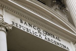Por la suba del dólar, el Central decidió subir al 81% el rendimiento de los plazos fijos