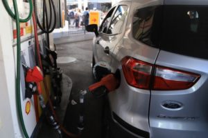 Axion y Shell aumentaron el precio de la nafta y el gasoil