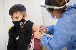 Autorizan a dar dosis de refuerzo a menores entre 5 y 11 años