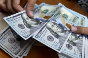 El dólar blue cerró la semana a $338 y sube $100 en julio