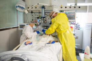 (201106) -- BARCELONA, 6 noviembre, 2020 (Xinhua) -- Imagen del 5 de noviembre de 2020 de trabajadores médicos atendiendo a un paciente de la COVID-19 en un hospital, en Barcelona, España. El número total de infecciones de la COVID-19 desde el comienzo de la pandemia en España ha excedido las 1.3 millones el jueves, de acuerdo con el Ministerio de Salud del país. (Xinhua/Francisco Avia) (ra) (da) (vf) (dp)