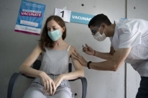 (210304) -- LA PLATA, 4 marzo, 2021 (Xinhua) -- Luciana Szeinfeld (i), docente de Filosofía, recibe una dosis de la vacuna desarrollada por el laboratorio chino Sinopharm contra la enfermedad del nuevo coronavirus (COVID-19), en un centro de vacunación instalado en el Estadio "Diego Armando Maradona", en la ciudad de La Plata, Argentina, el 4 de marzo de 2021. Docentes de la provincia argentina de Buenos Aires, la mayor del país, comenzaron el jueves a ser inoculados con la vacuna desarrollada por el laboratorio chino Sinopharm contra la COVID-19, en medio de muestras de emoción y entusiasmo. (Xinhua/Martín Zabala) (mz) (ah) (da) (vf) (dp)