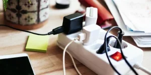 Cuáles son los peligros de sobrecargar la batería de artefactos electrónicos